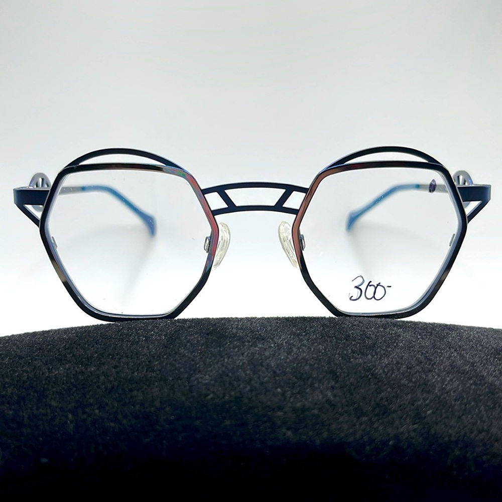 NWOT. Brand New. Never worn. Faniel of Paris blue and silver frames.
